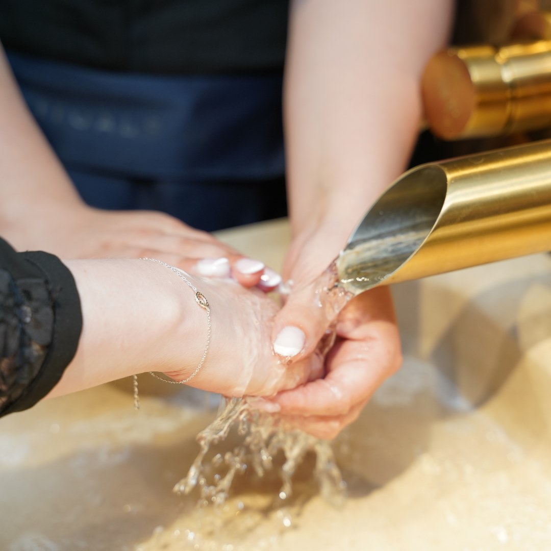 Kunde vasker hænder i produkter fra Rituals i Randers.
